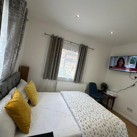 Luxury Ensuite 2Nd Studio Flat With Great Views In Keedonwood Road With Fully Own Bathroom Newly Added And Private Kitchenette Бромли Экстерьер фото