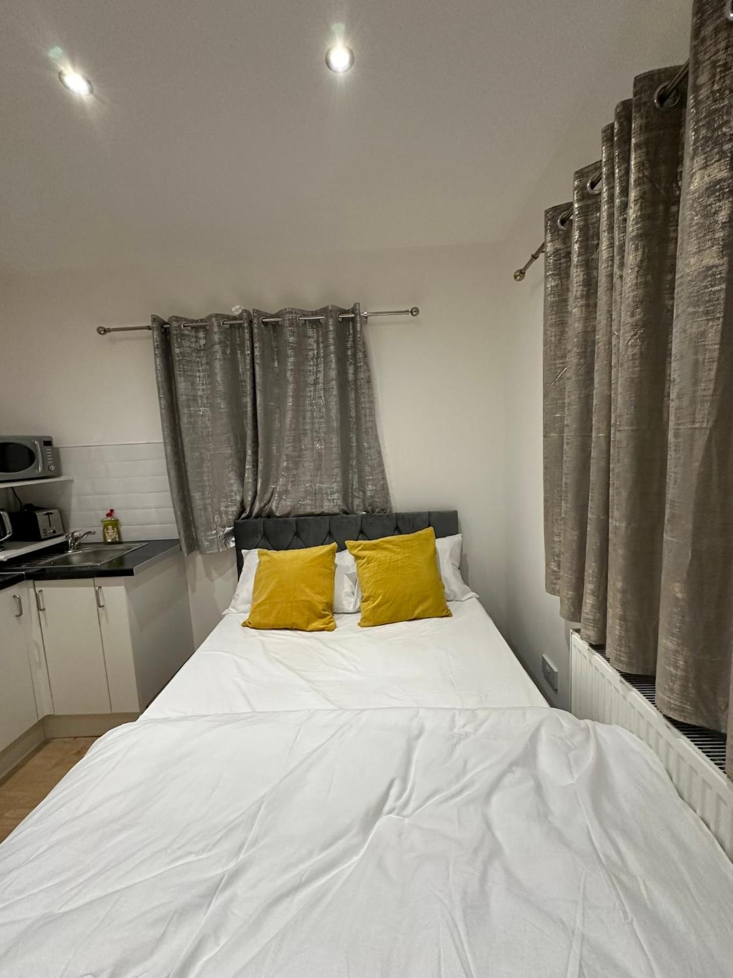 Luxury Ensuite 2Nd Studio Flat With Great Views In Keedonwood Road With Fully Own Bathroom Newly Added And Private Kitchenette Бромли Экстерьер фото