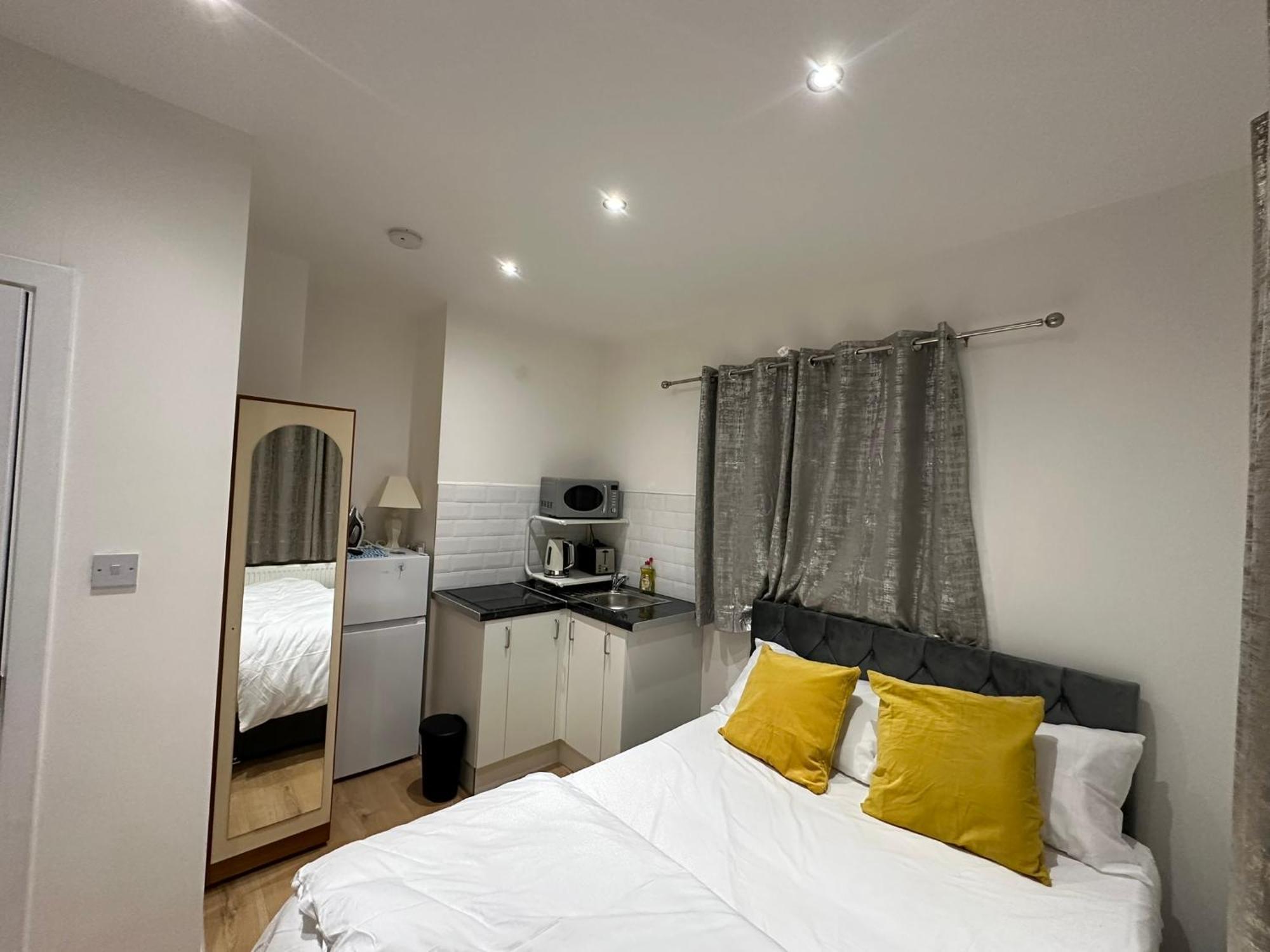 Luxury Ensuite 2Nd Studio Flat With Great Views In Keedonwood Road With Fully Own Bathroom Newly Added And Private Kitchenette Бромли Экстерьер фото