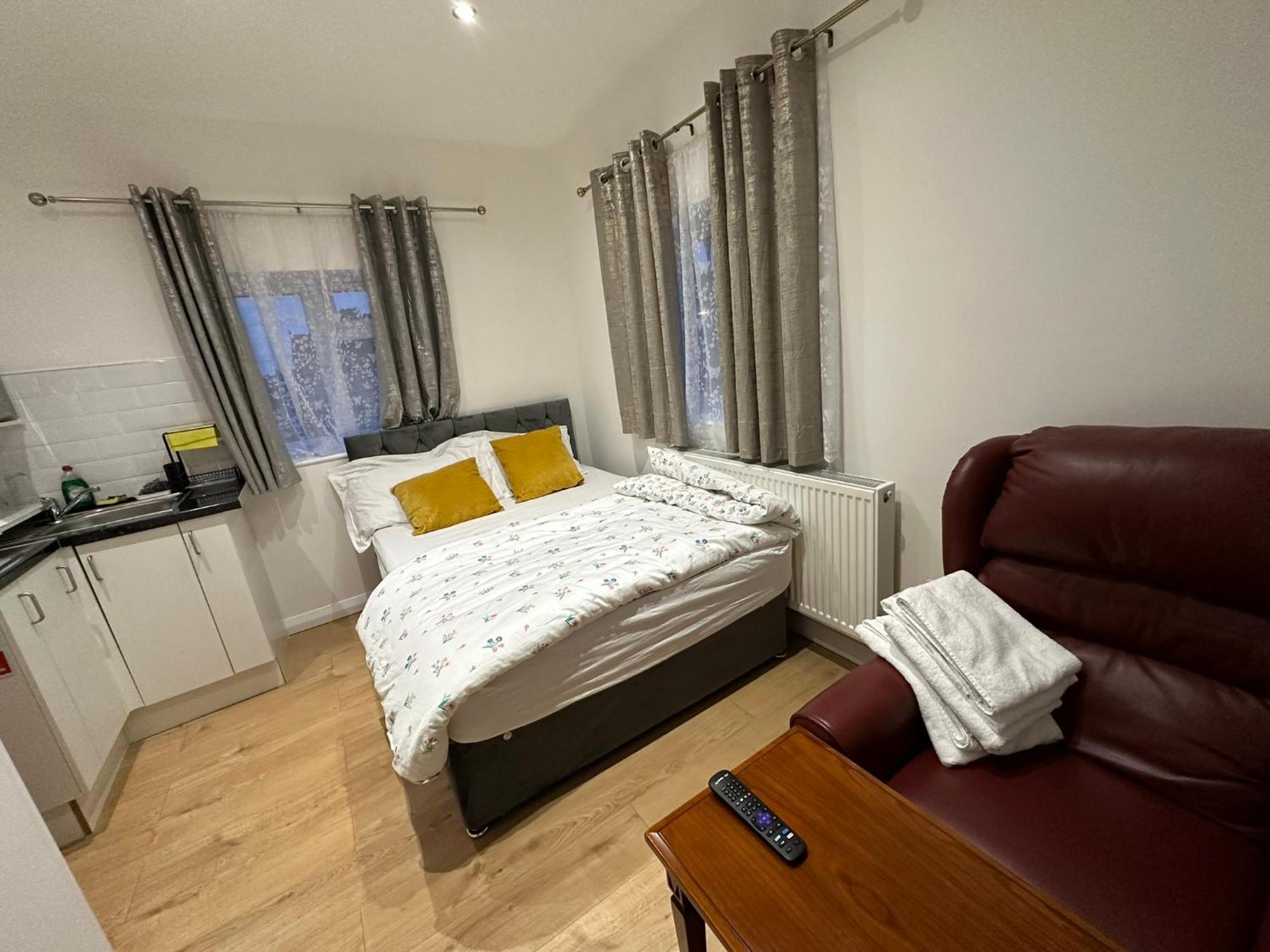 Luxury Ensuite 2Nd Studio Flat With Great Views In Keedonwood Road With Fully Own Bathroom Newly Added And Private Kitchenette Бромли Экстерьер фото
