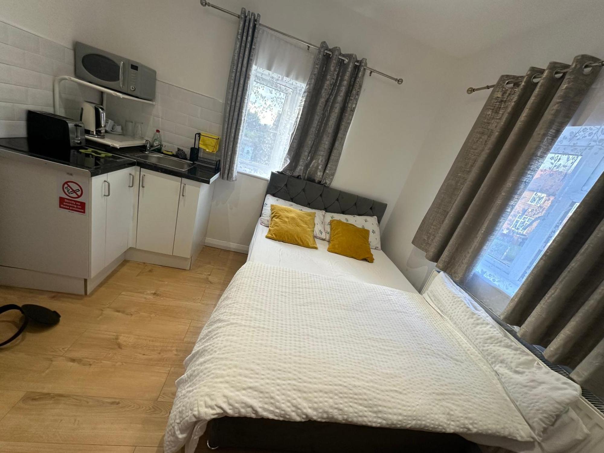 Luxury Ensuite 2Nd Studio Flat With Great Views In Keedonwood Road With Fully Own Bathroom Newly Added And Private Kitchenette Бромли Экстерьер фото