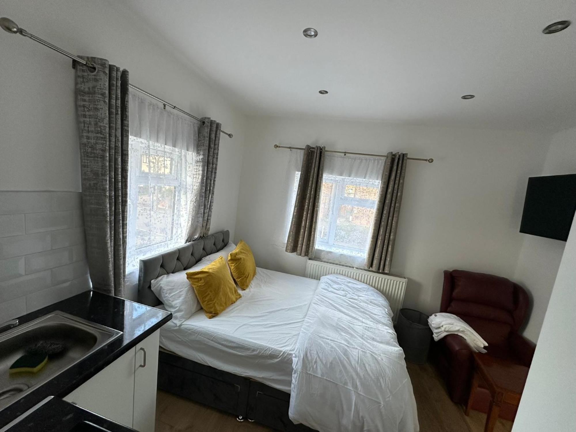Luxury Ensuite 2Nd Studio Flat With Great Views In Keedonwood Road With Fully Own Bathroom Newly Added And Private Kitchenette Бромли Экстерьер фото