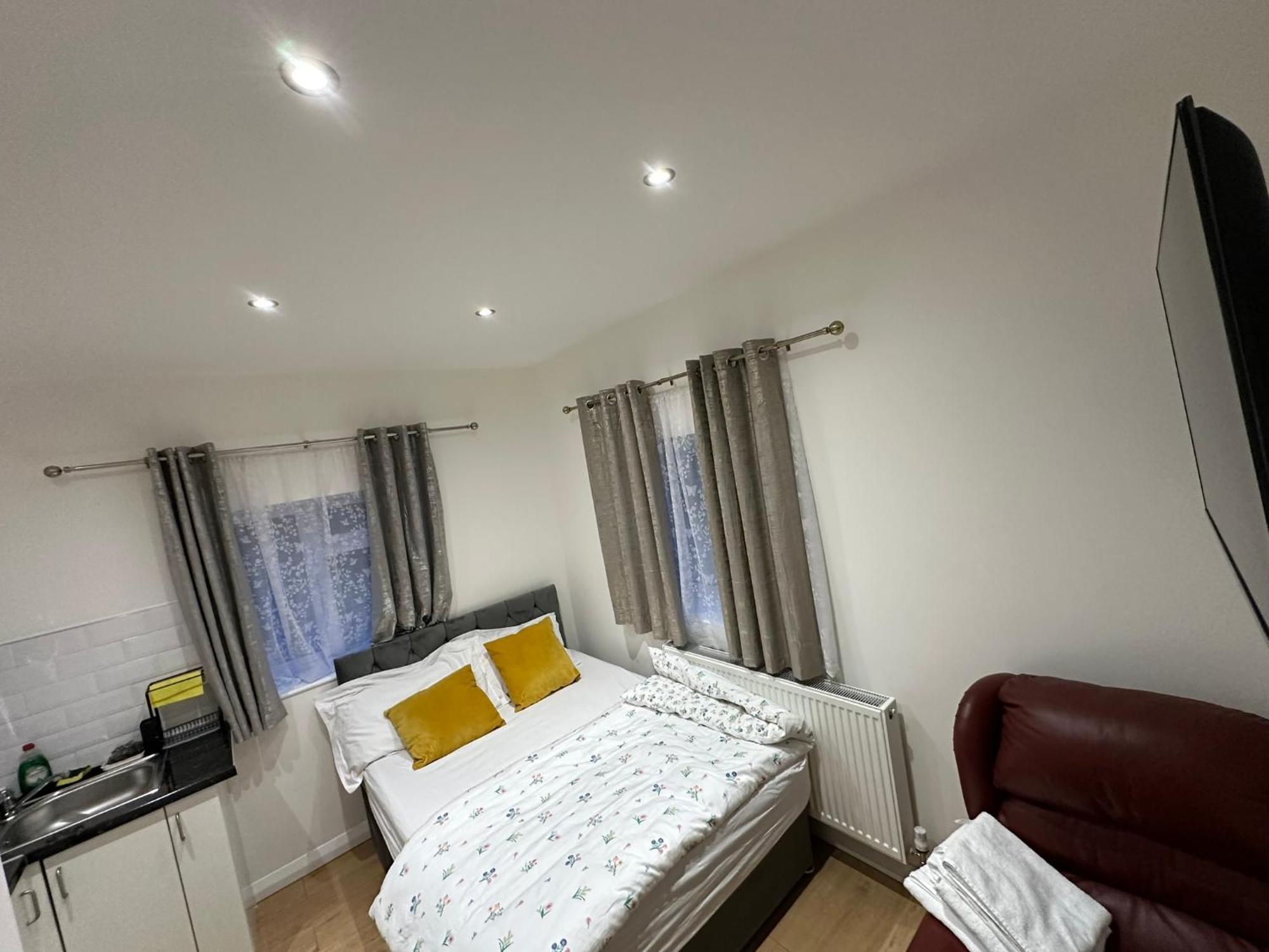 Luxury Ensuite 2Nd Studio Flat With Great Views In Keedonwood Road With Fully Own Bathroom Newly Added And Private Kitchenette Бромли Экстерьер фото