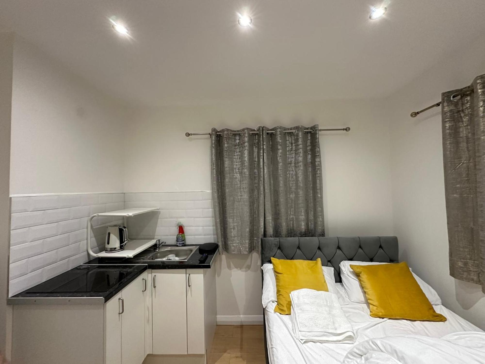 Luxury Ensuite 2Nd Studio Flat With Great Views In Keedonwood Road With Fully Own Bathroom Newly Added And Private Kitchenette Бромли Экстерьер фото
