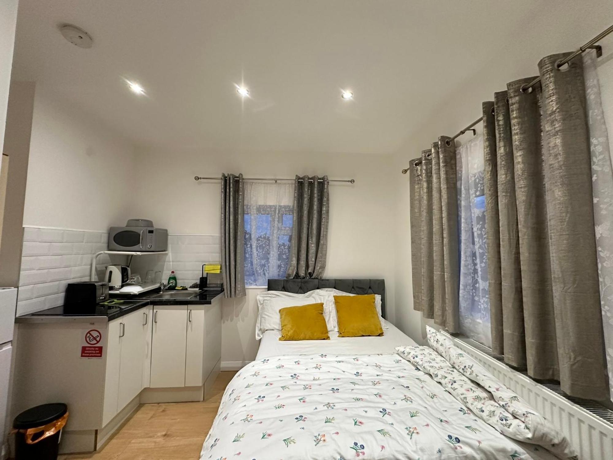Luxury Ensuite 2Nd Studio Flat With Great Views In Keedonwood Road With Fully Own Bathroom Newly Added And Private Kitchenette Бромли Экстерьер фото