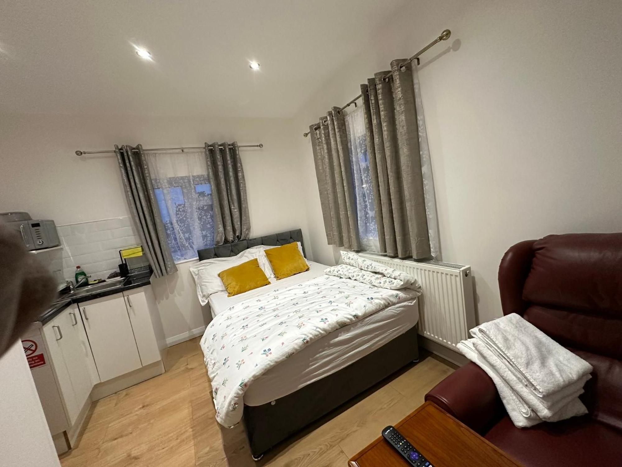 Luxury Ensuite 2Nd Studio Flat With Great Views In Keedonwood Road With Fully Own Bathroom Newly Added And Private Kitchenette Бромли Экстерьер фото