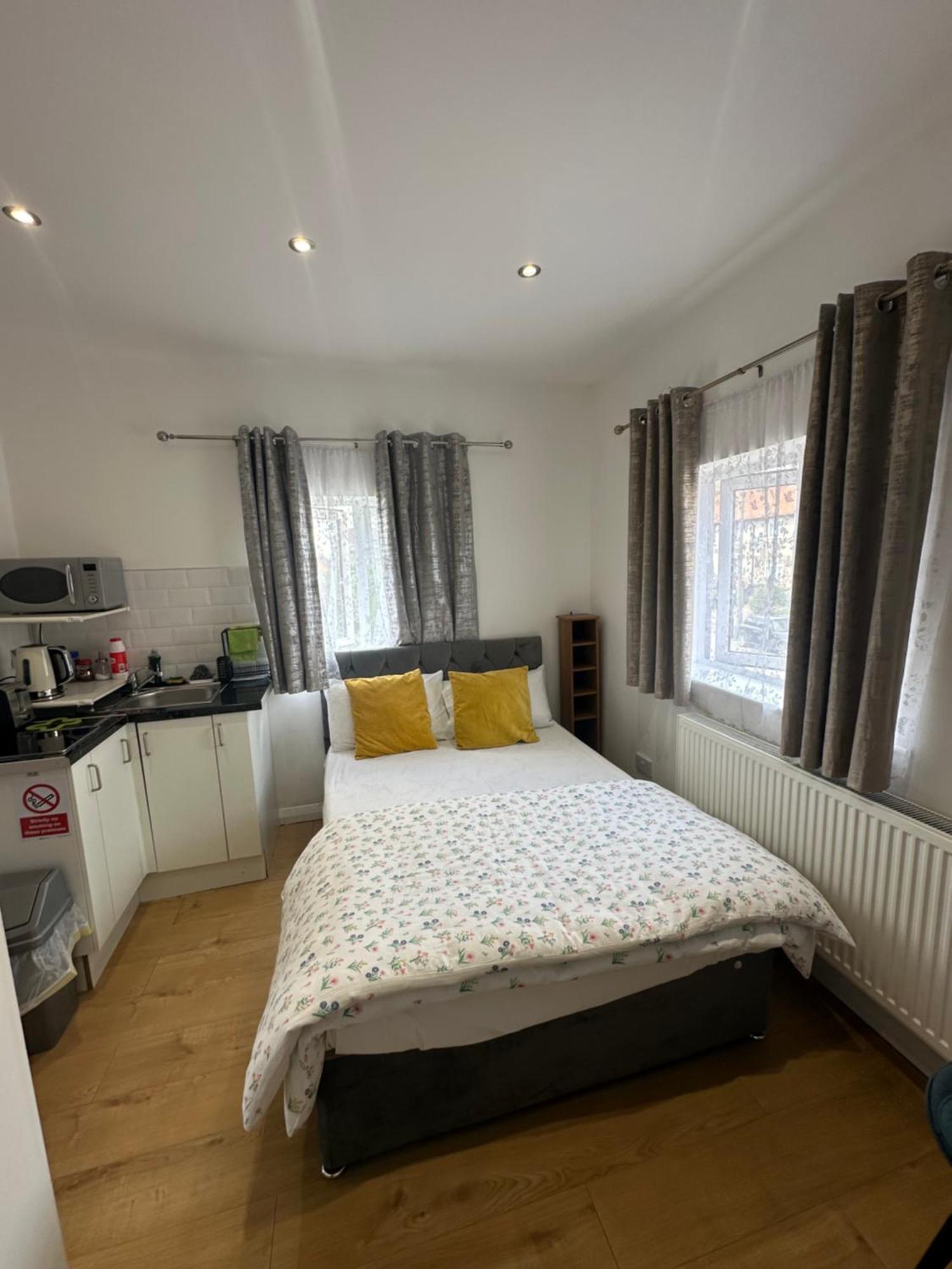 Luxury Ensuite 2Nd Studio Flat With Great Views In Keedonwood Road With Fully Own Bathroom Newly Added And Private Kitchenette Бромли Экстерьер фото