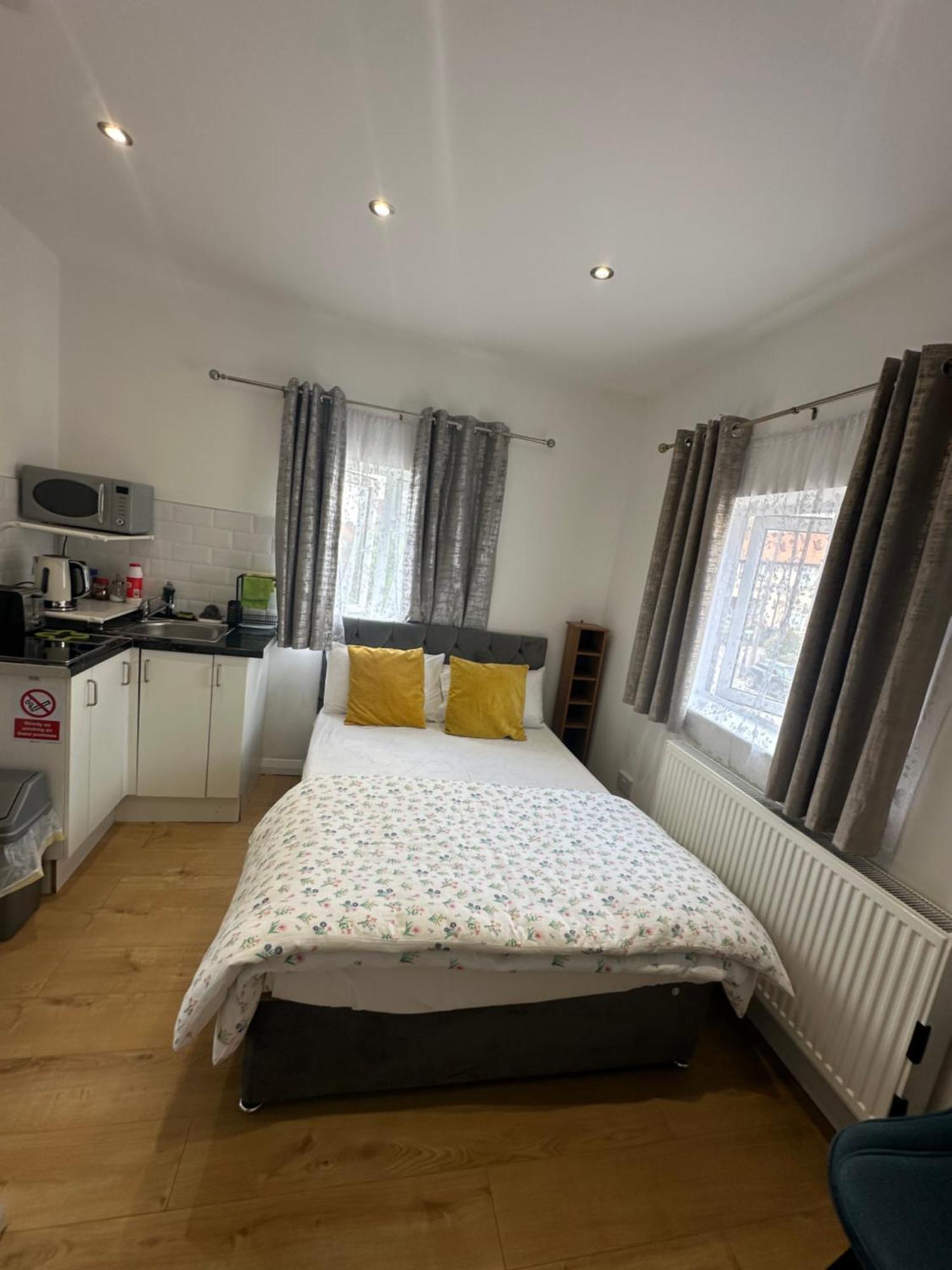 Luxury Ensuite 2Nd Studio Flat With Great Views In Keedonwood Road With Fully Own Bathroom Newly Added And Private Kitchenette Бромли Экстерьер фото